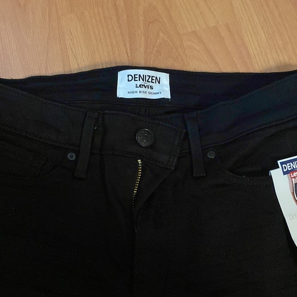 TAGS ATTACHED  Levi’s - Picture 3 of 3